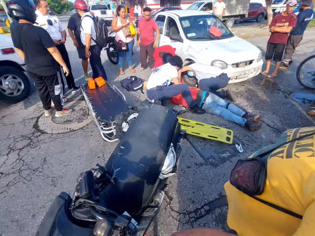 Motociclista es trasladado a emergencias por posible fractura de cráneo en Cancún