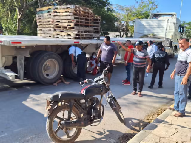 Paramédicos acudieron a la ayuda, aunque lamentablemente después perdió la vida la motociclista.