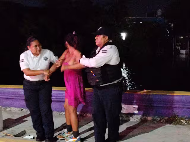 Los elementos policiacos rescataron a la joven y la pusieron a salvo.