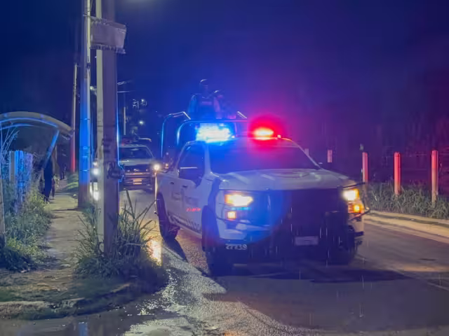 Ciudadanos reportaron a un hombre a un hombre tendido entre el monte, boca arriba