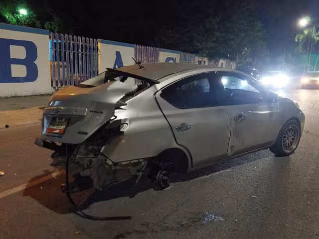 Sujeto tumba un poste de alumbrado público al chocar presuntamente en estado de ebriedad en Chetumal