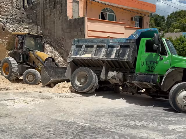 Un camión tipo volquete terminó semivolcado en la calle 108 de la colonia Bellavista, en Campeche.