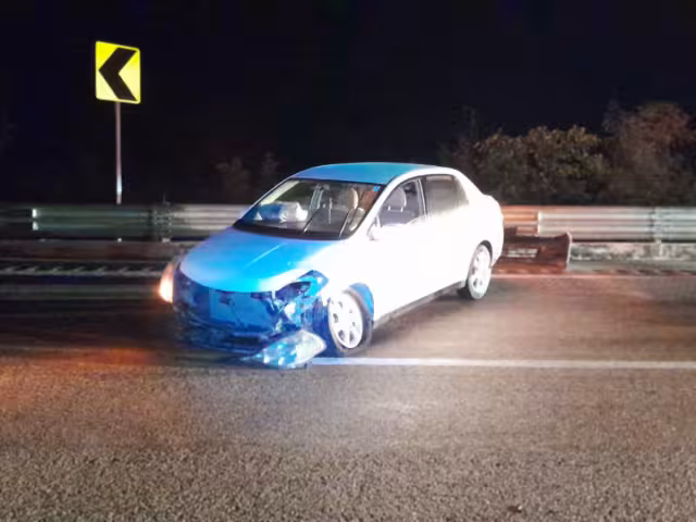 El auto sufrió daños importantes en el frente y los neumáticos.