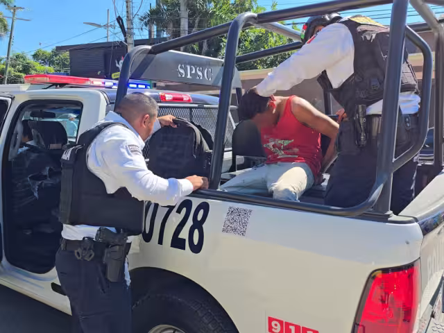 Ciudadanos reportaron a un hombre que se drogaba en los pasillos del parque de la Alameda y amenazaba a las personas