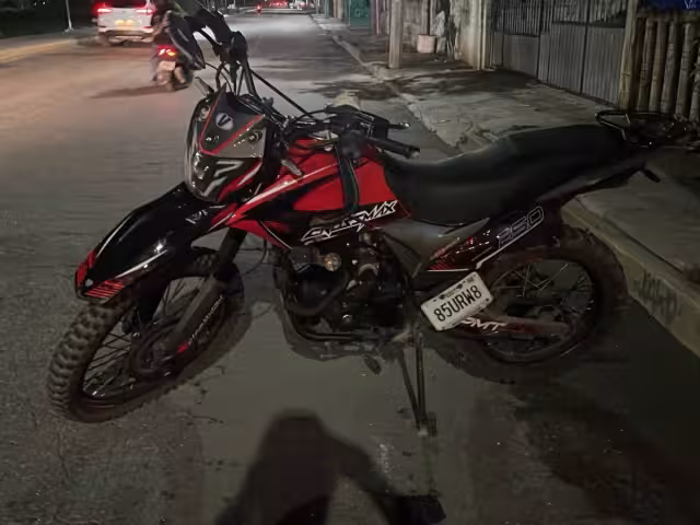 Un motociclista resultó lesionado al derrapar en la avenida Ruta 5 de Cancún durante la madrugada.