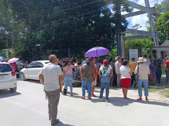 Los habitantes se reunieron afuera de la sede de CAPA para manifestarse.