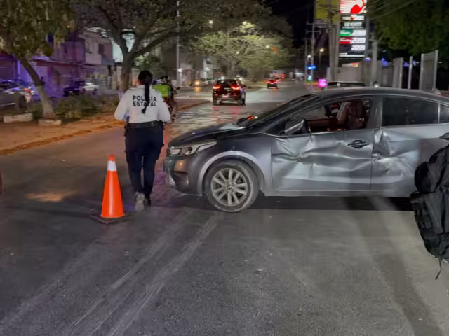 Conductor de unidad pesada choca contra auto compacto y se da a la fuga