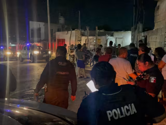 Policías, familiares y curiosos rodearon el domicilio del occiso.