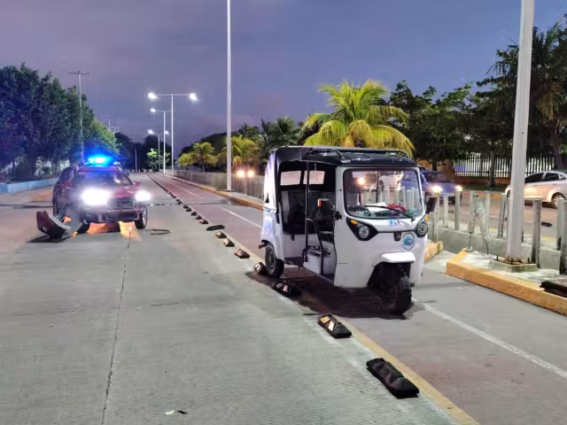 Aparatoso choque entre pochimóvil y camioneta