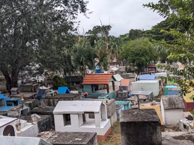 El panteón municipal luce con muy pocos espacios para entierros.