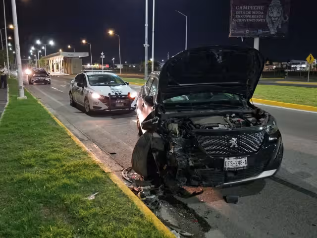 Conduce a exceso de velocidad y choca auto estacionado en la Pedro Sainz de Baranda