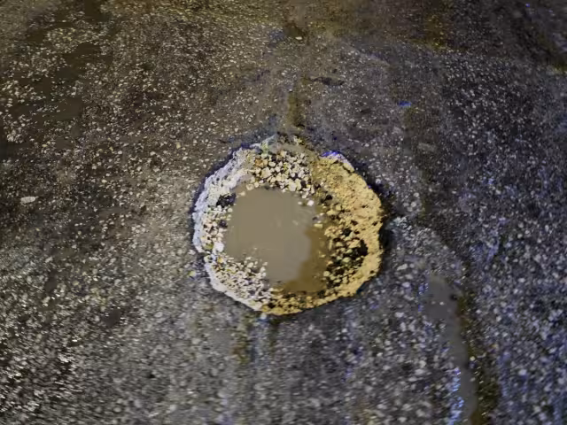 La mujer fue trasladada al hospital tras el impacto