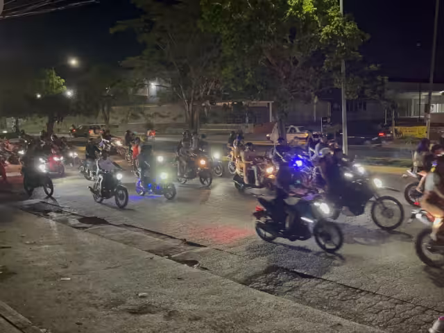 Rodada de motociclistas sale de Plaza Héroes