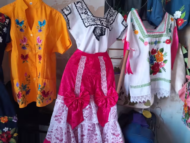 Artesanas del centro cultural y artesanal Enrique Herrera Marín, en Dzitbalché, exponen prendas típicas campechanas.