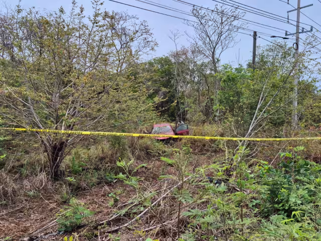 Un vehículo Toyota rojo se salió de la carretera Campeche–Champotón.