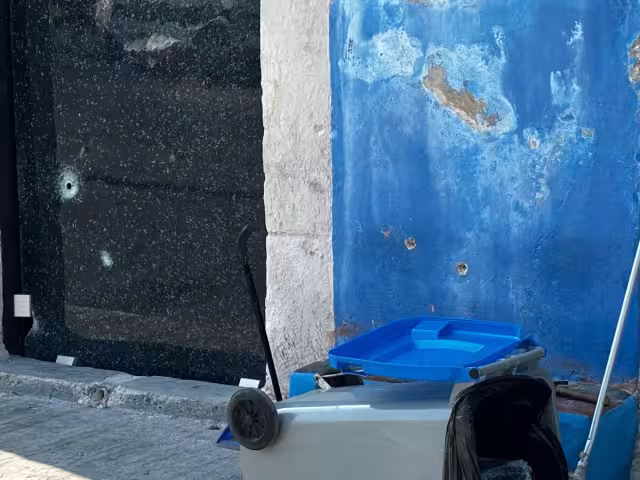 Sujetos a bordo de una moto dispararon a negocio