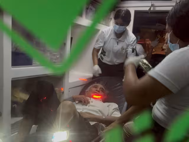 Por su diabetes el hombre tuvo que ser trasladado para recibir ayuda médica.