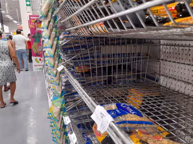 Alimentos no precederos y agua, son los productos más buscados por las familias en Cancún