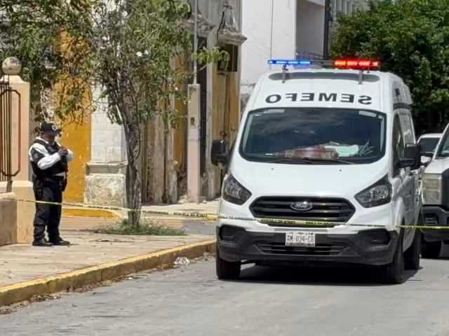 Vecinos alertados por olor a descomposición proveniente de un auto