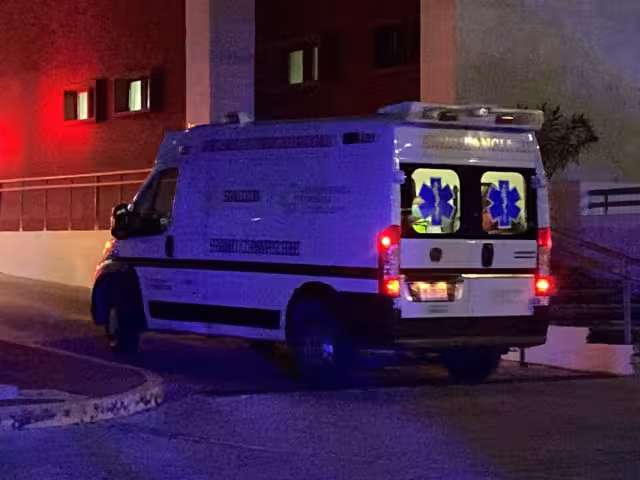 Sin casco y a exceso de velocidad, pareja sufre derrape en moto