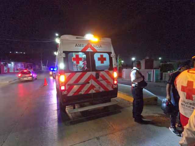 Paramédicos de la Cruz Roja atendieron al hombre baleado.