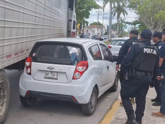 Tráiler queda atascado tras impactarse con árbol en el barrio de San Francisco