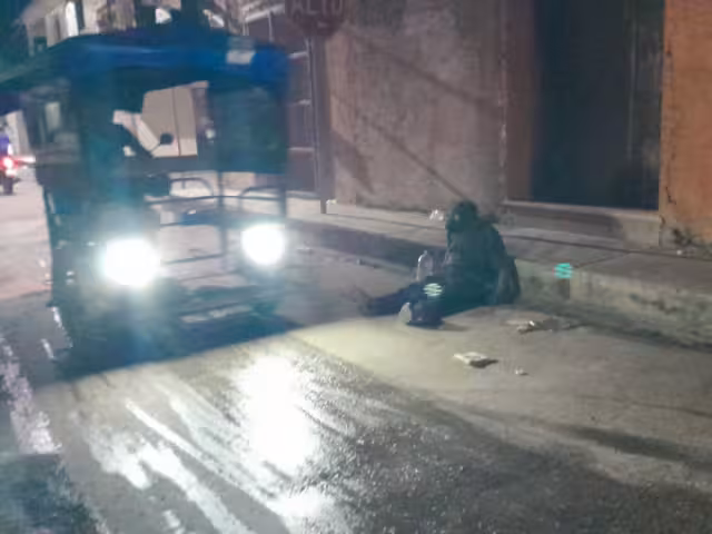 El hombre no sintió el golpe debido a la embriaguez en la que se encontraba.