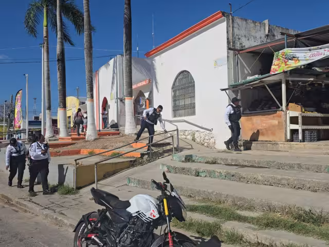 Misteriosa manta con fotos de policías aparece en Chiná