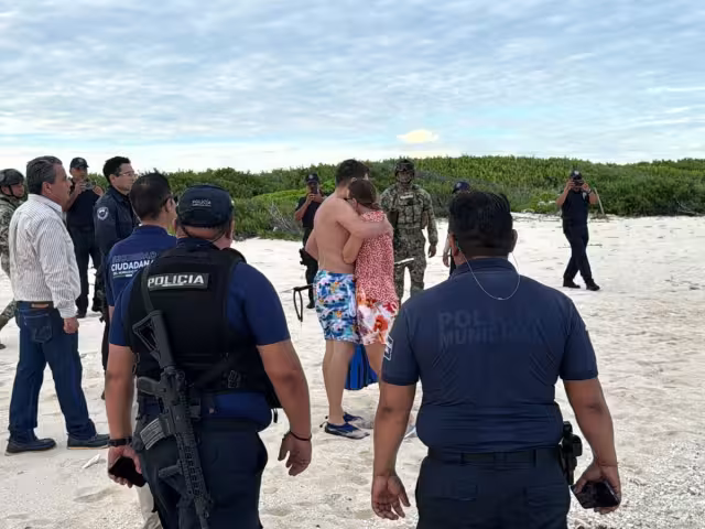 Autoridades rescatan a turistas a punto de ahogarse en Cancún y Cozumel