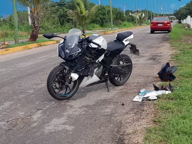 Un motociclista empleado de gasolinera se salvó de milagro tras un choque por alcance en Calkiní.