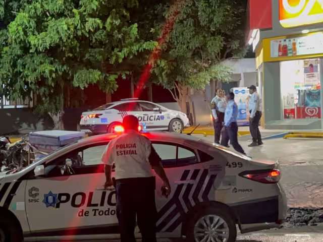 Un hombre despojó a un joven de su teléfono Motorola en la tienda Oxxo en calle Ciruelos y avenida Colosio.