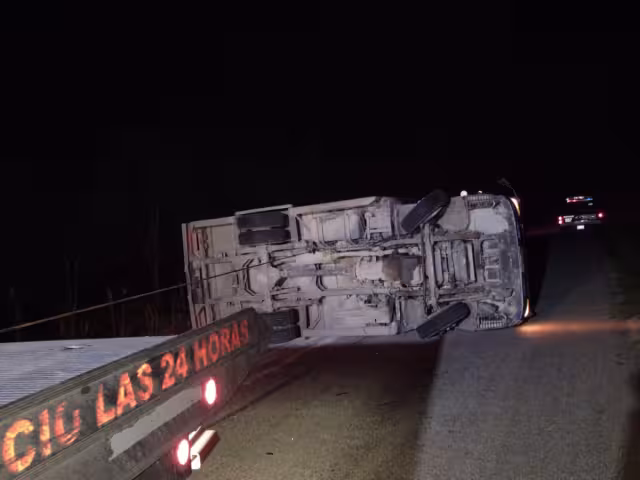 Un conductor de Jumex volcó en la carretera Escárcega-Candelaria, sufriendo lesiones graves en el brazo izquierdo