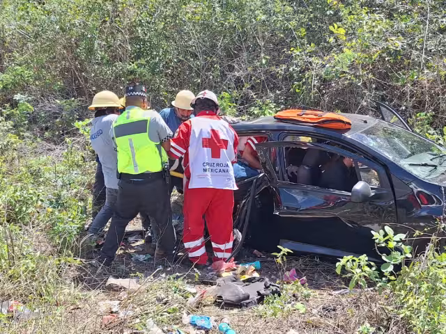Un vehículo compacto reventó una llanta y se estrelló contra una camioneta en la carretera federal 307.