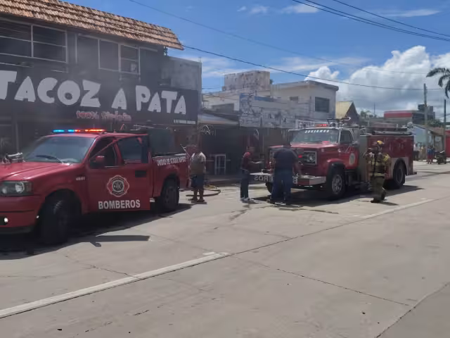 Incendio consume taquería en Playa Norte; daños alcanzan el 95% del local