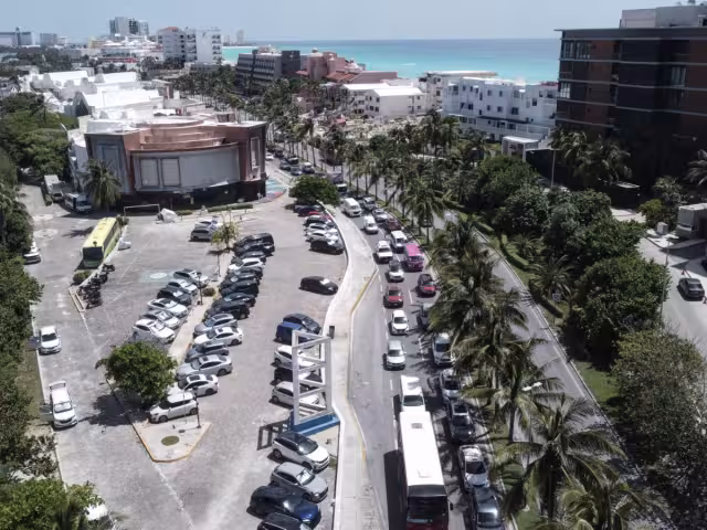 Zona Hotelera de Cancún sufre congestionamiento vehicular por obras de drenaje