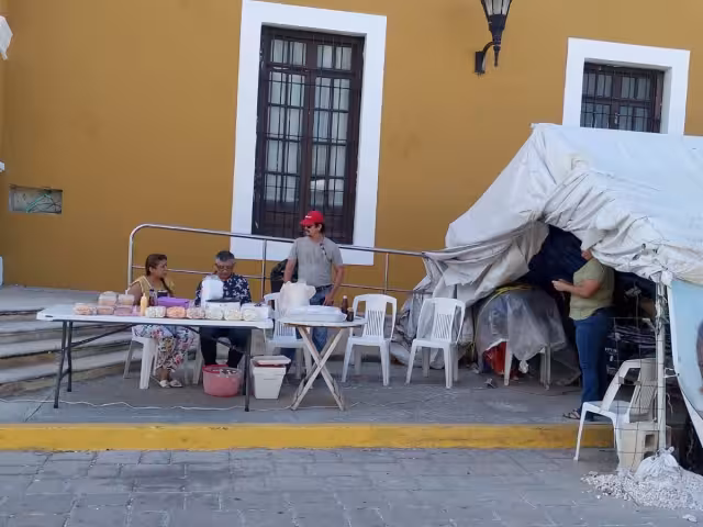 Casi un año de lucha: Extrabajadores del Ayuntamiento de Campeche reclaman derechos laborales mientras venden antojitos