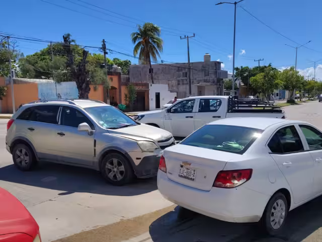 Un aparatoso choque vehicular en la colonia Obrera dejó cuantiosos daños materiales.
