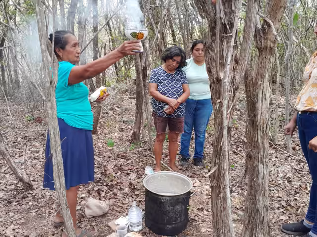 La familia confía en rituales mayas para hallarlo con vida.
