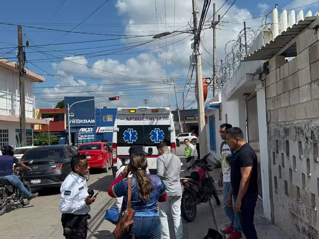 Un conductor atropelló a un motociclista en el barrio de Santa Ana, causándole una fractura en una extremidad