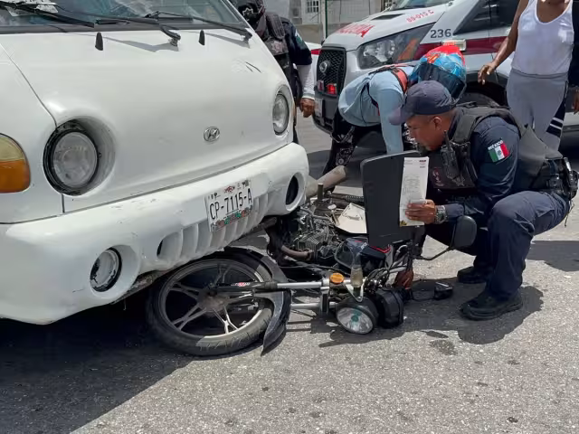 Motociclista salva la vida tras ser embestida por conductor que no respetó el alto
