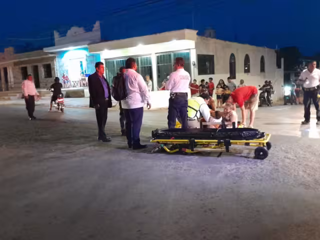 Choque de motos en Calkiní deja mujer con fractura de cadera y otro sin llegar a graduación