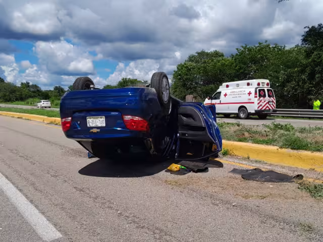 Una camioneta que se detuvo para grabar un accidente causó que una familia volcara en la carretera Campeche-Mérida.