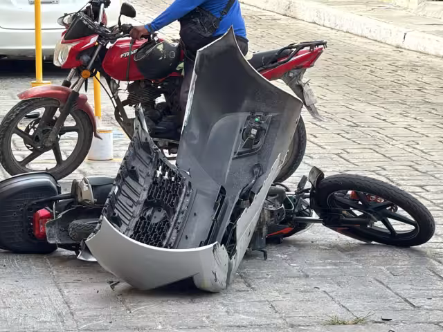 El piloto de la moto no logró parar a tiempo y evitar la colisión con el vehículo que iba en preferencia