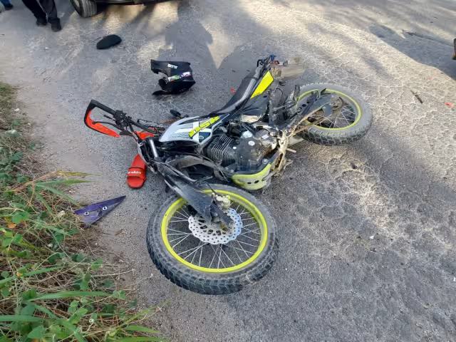 Grave accidente entre dos motocicletas deja una bebé herida de gravedad y tres adultos lesionados en Cancún