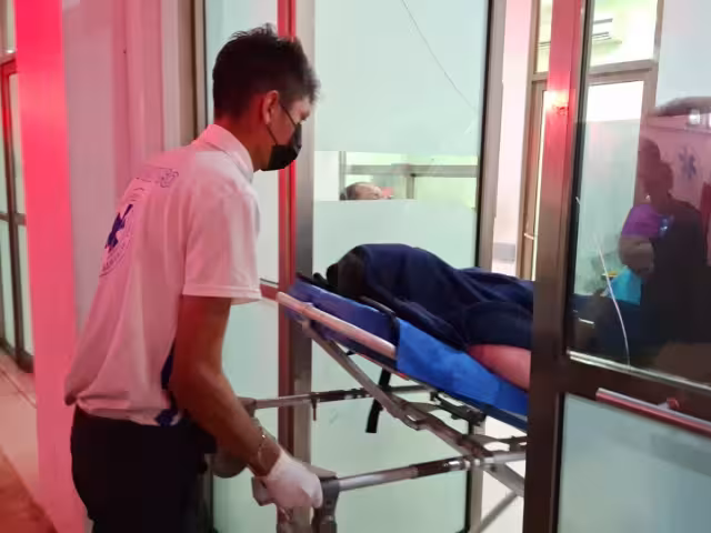 La mujer fue llevada al hospital debido a sus heridas tras ser "levantada".