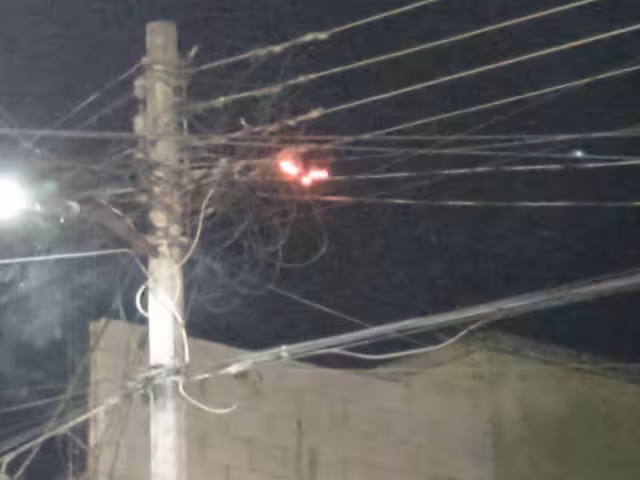 El fuego comenzó al chocar dos cables.