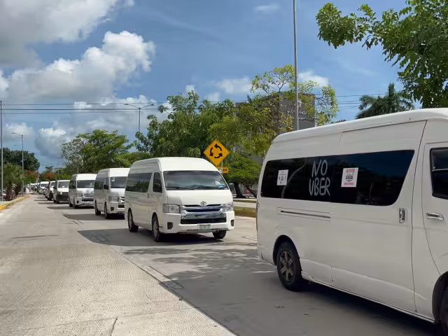 Trabajadores de transporte turístico iniciaron manifestaciones en Cancún
