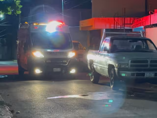 Un hombre sufrió una fractura en el tobillo izquierdo tras caer de su propia altura en su domicilio.