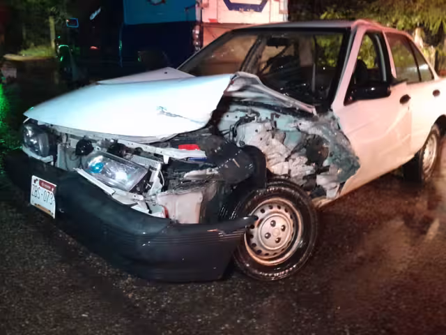 El Tsuru blanco quedó destrozado del frente.