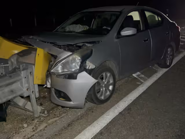 Impacta muro metálico en estado de ebriedad y escapa del lugar